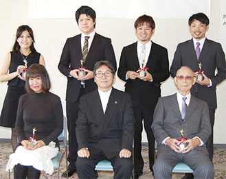 上段左から石井さん、角田さん、村瀬さん、大澄さん結さん、大木市長、本吉さん