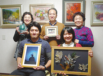 それぞれの作品を持つ（後列左から）長谷部美由紀さん、明吉智幸さん、明吉美智子さん（前列左から）長谷部礼於さん、明吉愛実さん