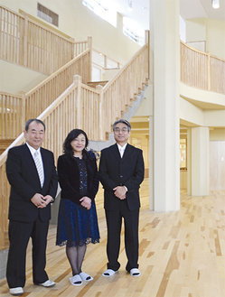 完成した新園舎のホールで。松本理事長、鈴木園長、鈴木裕一事務長（右から）（＝３月28日）