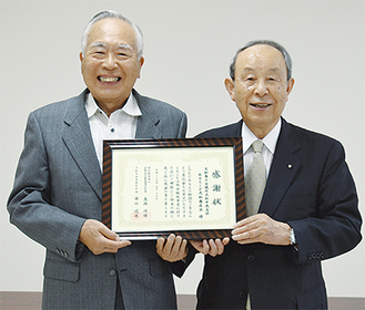 寄付への感謝状を受け取る内藤支部長（左）と、高橋会長