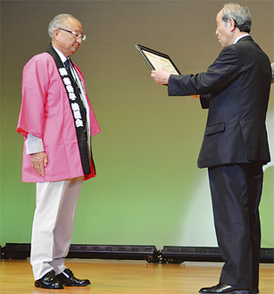 表彰を受ける駒形会長（左）
