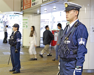 大和駅で警棒を手に警戒する警察官