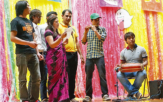 ネパール人留学生による民謡演奏