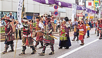 渋谷駅前をパレードする隊員たち