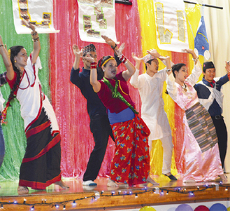 母国のダンスを踊る学生たち