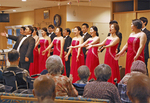 福祉施設で歌を披露する合唱団