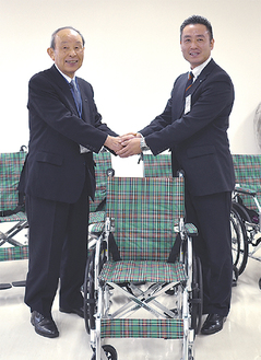 車いすを寄贈した杉崎理事長（右）と、高橋会長