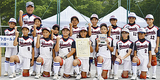 賞状を手にガッツポーズ