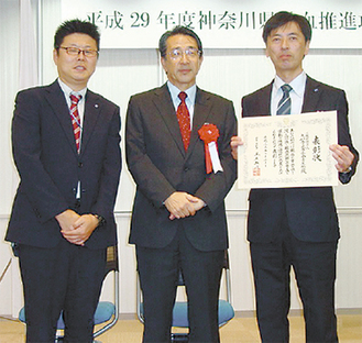 神奈川赤十字血液センターの藤崎清道所長と青年部の下田部長（右）、諏訪信忠副部長（左）