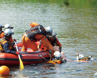 流された要救助者を救出する訓練
