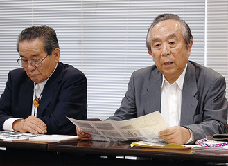 ８月に県庁で記者会見を行った石川実行委員長（右）と橋本理吉事務局長