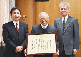 大木市長を訪れた遠藤会長（中央）と山元哲夫自治会連絡協議会会長（右）