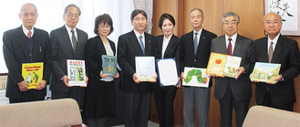 岡田会長（中央右）はじめ白門会役員が大木市長を訪問