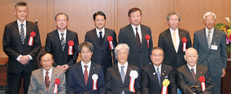 （後列左から）高橋さん、松尾さん、野口さん、入江さん、米谷さん（前列左端）峰岸さん、（前列右端）花岡さん