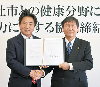 締結式に参加した大木市長（右）と片岡総社市長