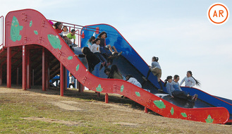真新しい「ヤマトン滑り台」で遊ぶ子どもたち