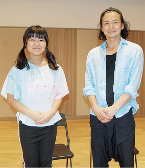 鈴木ユキオさん（右）と横手唯菜さん