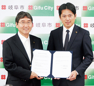 協定書を手にする大木市長（左）と柴橋・岐阜市長