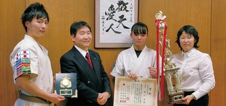 （左から）細矢さん、大木市長、春山さん、佐野代表