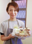 「テイクアウトできる種類豊富なケーキが人気」と話す代表夫人の上村結香さん