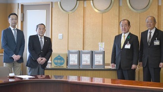座間市役所を訪れた樋田社長（左）