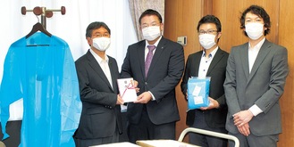 左から大木市長、長井会長、山崎雅俊専務理事、小嶋隆副会長