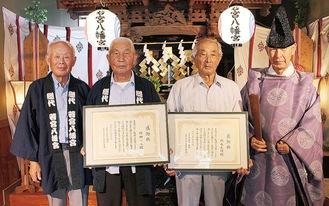 左から久保寺責任役員代表、保田さん、関水さん、早川宮司