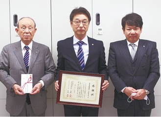 （左から）高橋社協会長、新村協議会会長、吉原一彦同副会長