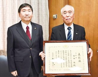 表彰状を手にする柴田さん（右）と大木市長