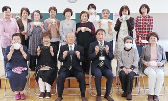 高橋会長(中央)とマスク製作ボランティアたち