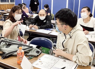日本語指導をする講師の藤村さん（左）と参加者たち