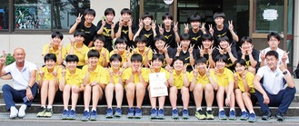 全国出場を決め、学校で保護者らにVサインを送る大和南高校女子バレーボール部の選手たち