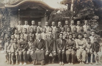 静岡県吉原町の寺で学童疎開していた頃の集合写真