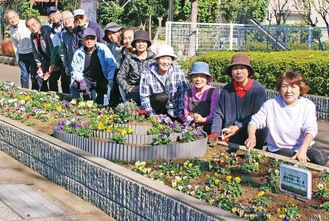 若園会長（写真左端）のアイデアで花壇を立体的にしたり