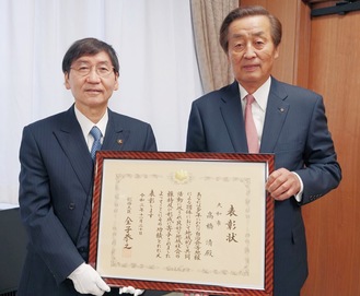 大木市長から表彰状を受け取る高橋さん（右)