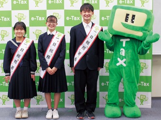 （左から）一日税務署長の椎橋さん、石河さん、佐藤さん