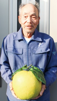 晩白柚を両手で抱える柳川さんその重さ3.1kg