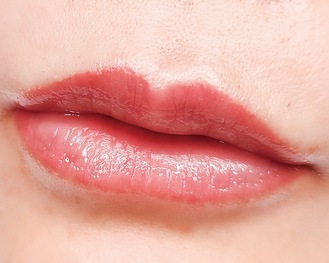 リップアートメイクを施術し定着後の唇