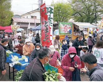 地元久田の野菜売り場にはマスク姿の長い列ができた