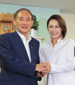 当確報道後、事務所に駆け付けた菅義偉前首相と握手を交わす三原氏