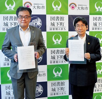 大木市長と協定を締結した紙谷繁昭会長（左）
