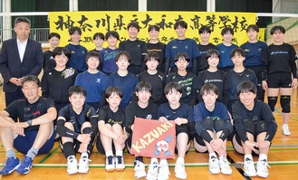 同校を訪れた古谷田市長（左奥）と選手たち＝5月27日・大和南高校体育館