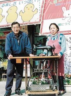 メディアの取材に応じた当時の祥元さん（左）と原代表＝2006年撮影