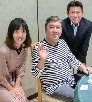 小金沢さん（中央）と記念撮影をする山本さん夫妻＝提供写真