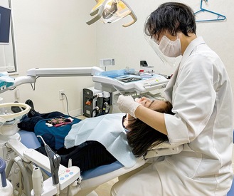 1人目の患者となった田中さんの診察の様子＝2月22日・大和歯科診療所