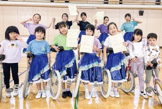 喜びの表情を浮かべる選手たち＝3月31日・中央林間小学校体育館
