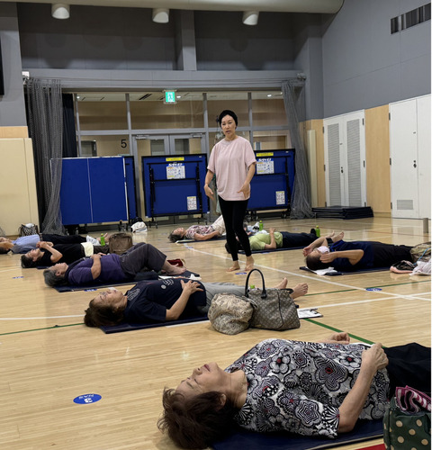 講師の指導を受け体操に取り組む参加者ら