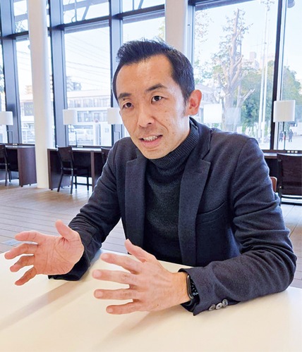 インタビューに応じる三浦社長
