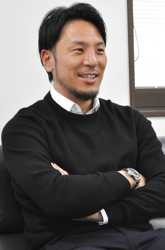 取材を受ける藤本さん＝12月11日・マリノス本社