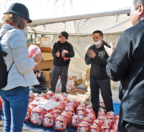 だるま購入者に願掛けを行う